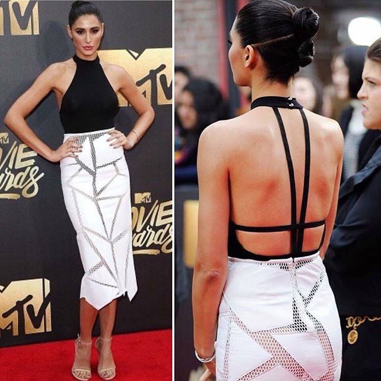 Nargis ‏Fakhri:- Love this Hair and Make up ! Thank you! ♥ @hairbyderekyuen @kiranasrat #mtvmovieawards2016… -instagram