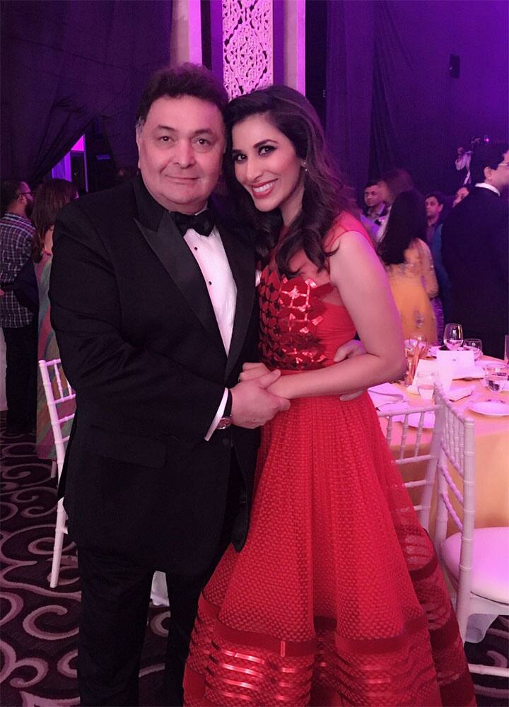 SOPHIE CHOUDRY ‏:- Congrats @chintskap on the award! Biggest hug & Thanku for singing at my request❤ @HELLOmagIndia #HELLOHallOfFame -twitter
