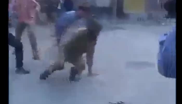 SHOCKING! This will give you goosebumps - CRPF jawan brutally attacked by mob in Kashmir - WATCH