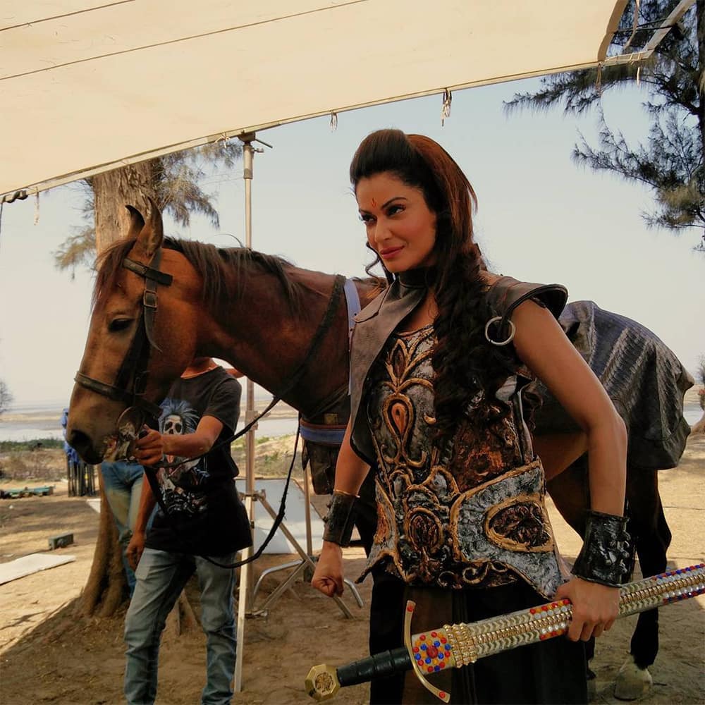 payal rohatgi :- Another day at work and yes with horse in background #actorforlife #onyourownterms #mylife #instalike #exploring #new #horizon -twitter