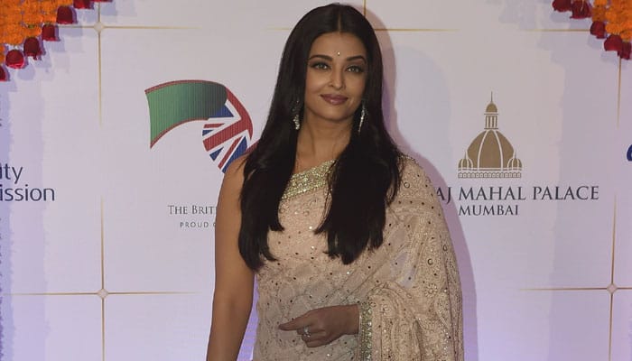 Aishwarya Rai Bachchan pouts for a selfie with fans – See pic