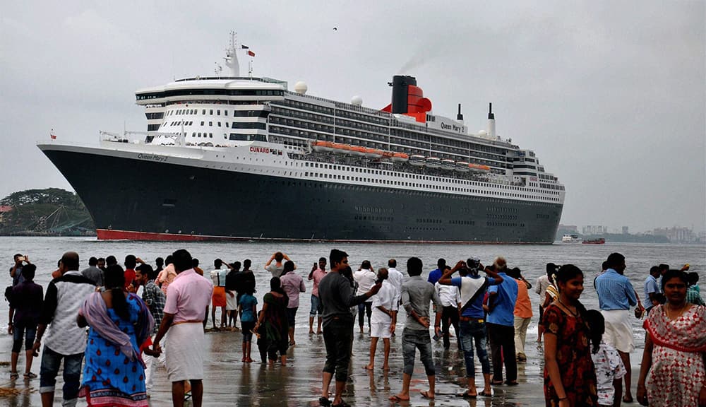 People of Cochin throng at the Fort Kochi beach to bid farewell to the worlds largest cruise liner Cunards Queen Mary 2 which is on her way to Dubai from Cochin.