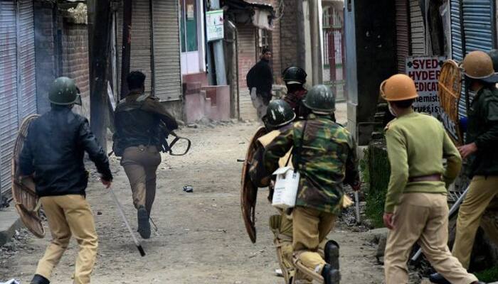 Two injured in fresh Kashmir clashes, CM Mehbooba Mufti visits Handwara victims’ kin