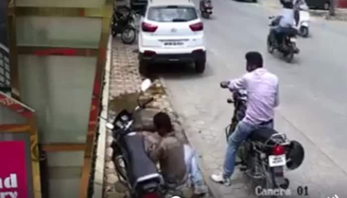 CCTV VIDEO: Oh! so, this is how they steal bikes; you won&#039;t believe your eyes! - WATCH