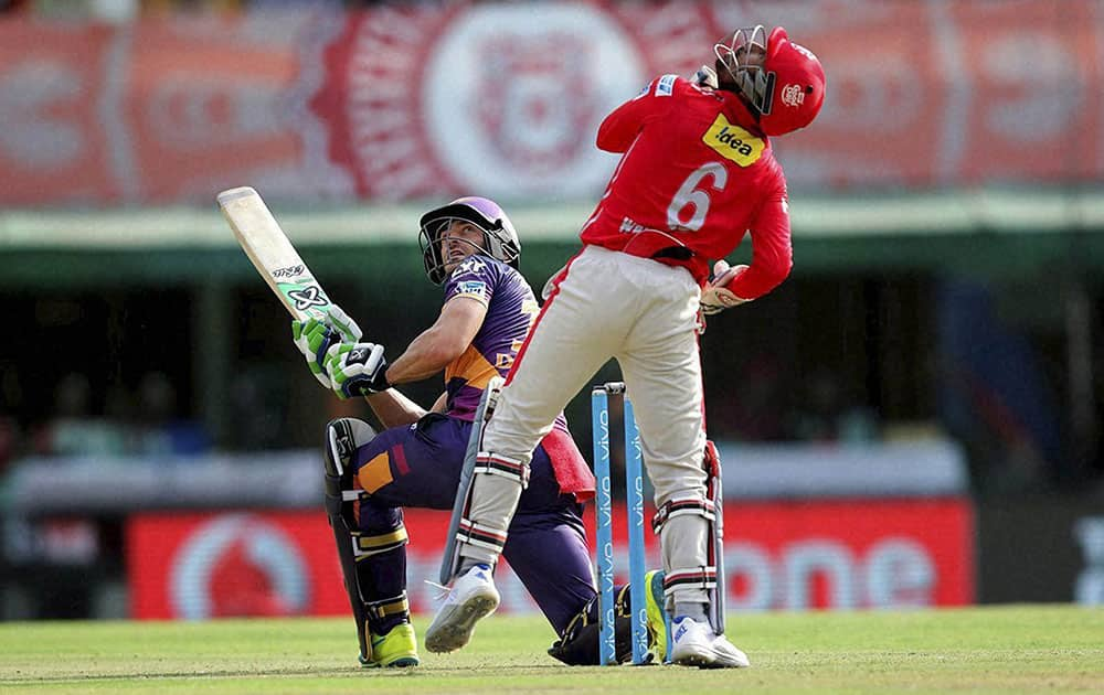 Faf du Plesis of Rising Pune Supergiants plays a shot during match 10 of the Vivo Indian Premier League ( IPL ) 2016 between the Kings XI Punjab and the Rising Pune Supergiants held at the IS Bindra Stadium in Mohali.