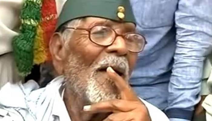 Netaji&#039;s driver Col Nizammudin - the oldest man alive - opens joint bank account with wife at 116 years