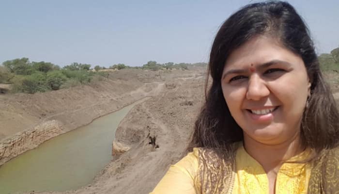 Maharashtra minister Pankaja Munde faces flak over &#039;drought selfie&#039;