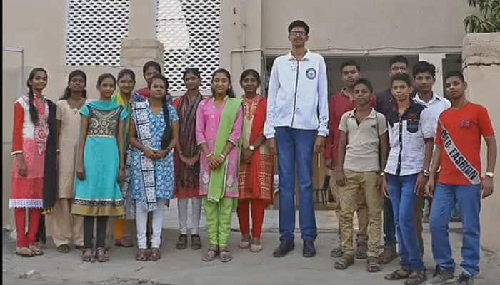 OMG! At 6 feet and 7 inch Yashwant Raut is India&#039;s tallest teenager? - Watch