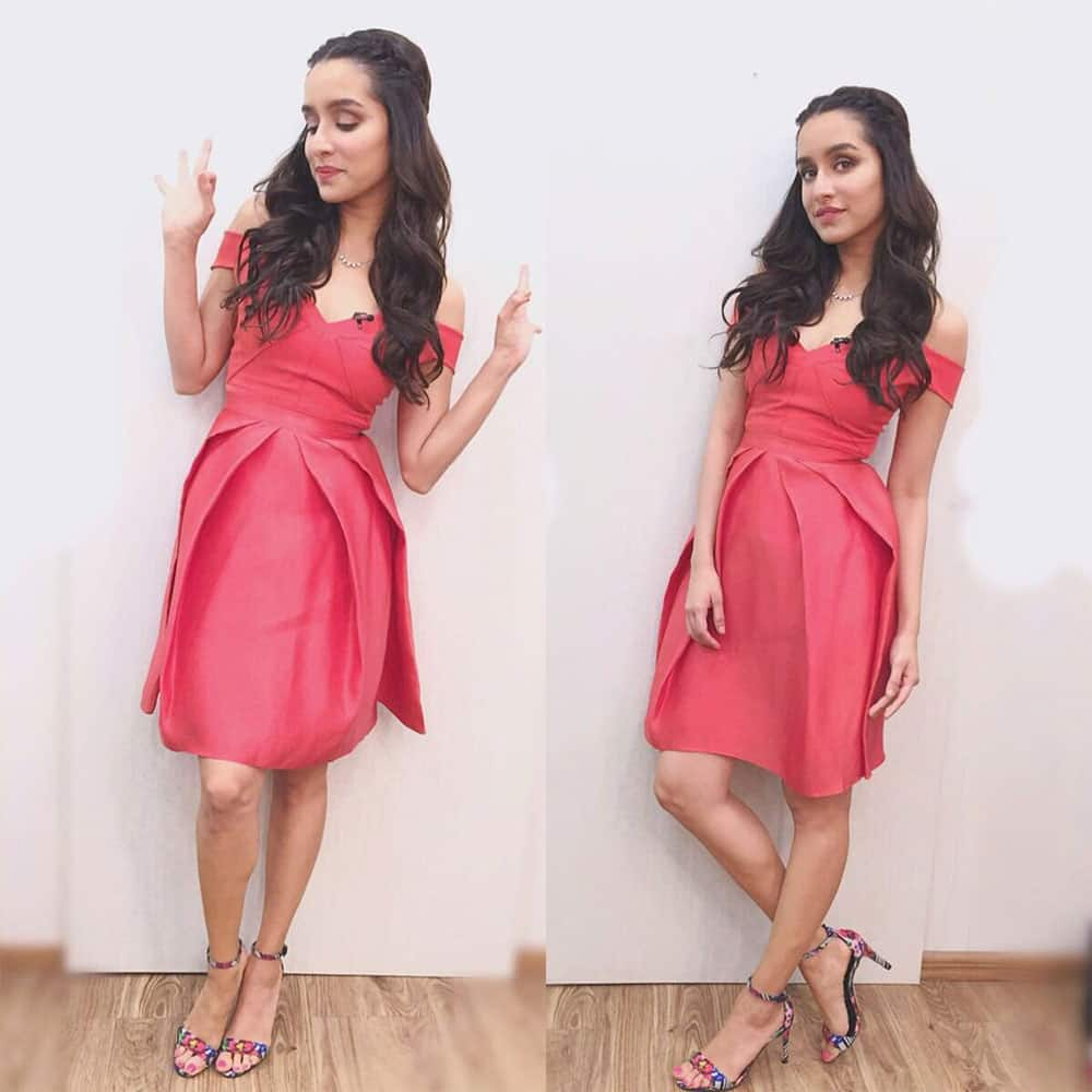 Shraddha Kapoor :- On #TheKapilSharmaShow ! Stylist @tanya1ghavri & Make up/hair @shraddhastyles & @AmitThakur26 #BaaghiOn29thApril ❤ -twitter