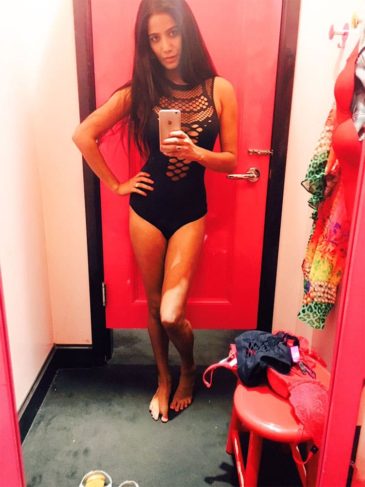 Poonam Pandey ‏@:- Hey hey!! I love clicking Pics in the Dressing Room ;) how's it?? -twitter