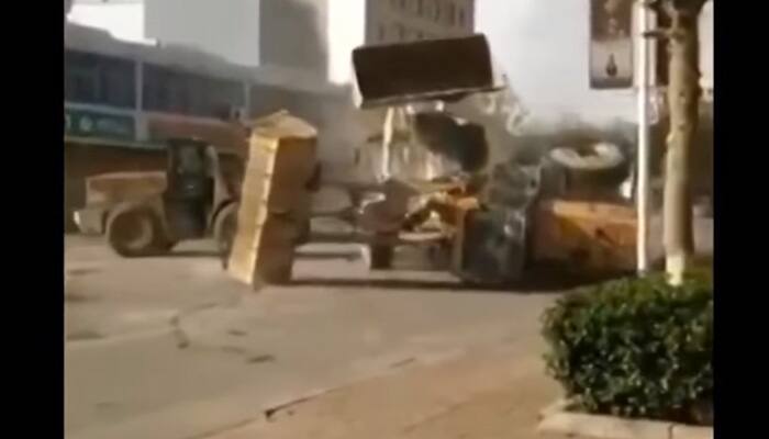 Transformers on China&#039;s streets! When cranes clashed in a shocking battle - Watch