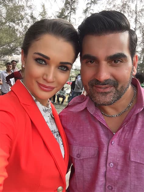 Smiiiiiling our way through the Delhi heat on set.. @arbaazSkhan & moi. Twitter@iamAmyJackson