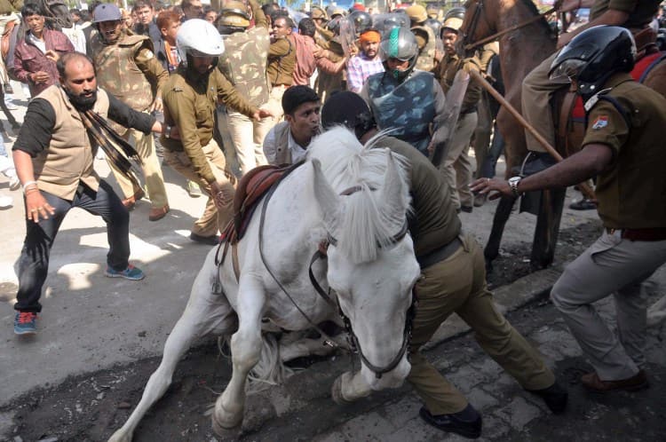 RIP Shaktiman: Video of incident that led to the brave police horse&#039;s death - WATCH