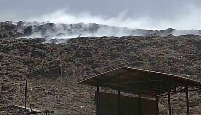 Fire at Bhalswa dumpyard in Delhi - Watch