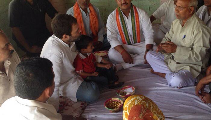 Rahul Gandhi holds `Chane pe Charcha&#039; in Amethi to counter PM Modi&#039;s &#039;Chai pe Charcha&#039;