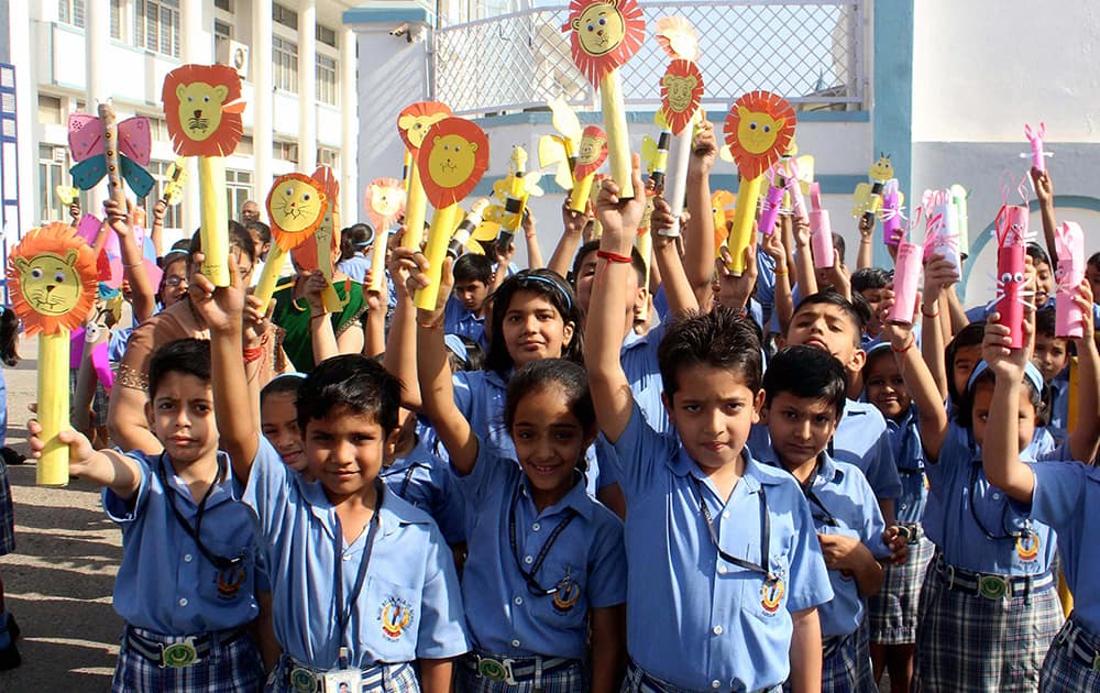 School children spreading awareness on the eve of World Earth Day in Gurgaon.