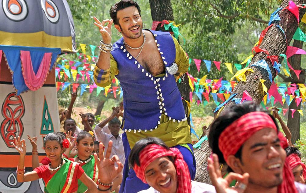Bangladeshi actor Sakib Khan dances during shooting of a Bengali film ‘Shikari’ at Santiniketan in Birbhum district of West Bengal.