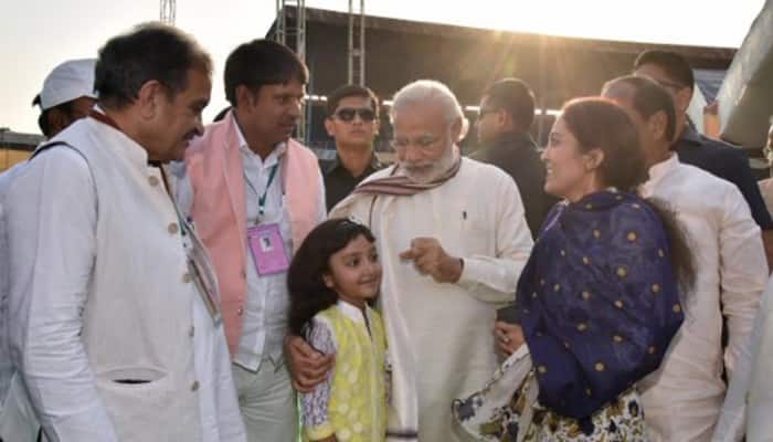PM Modi meets young girl in Jamshedpur who lost her father in 2013 Patna blast - See Pic