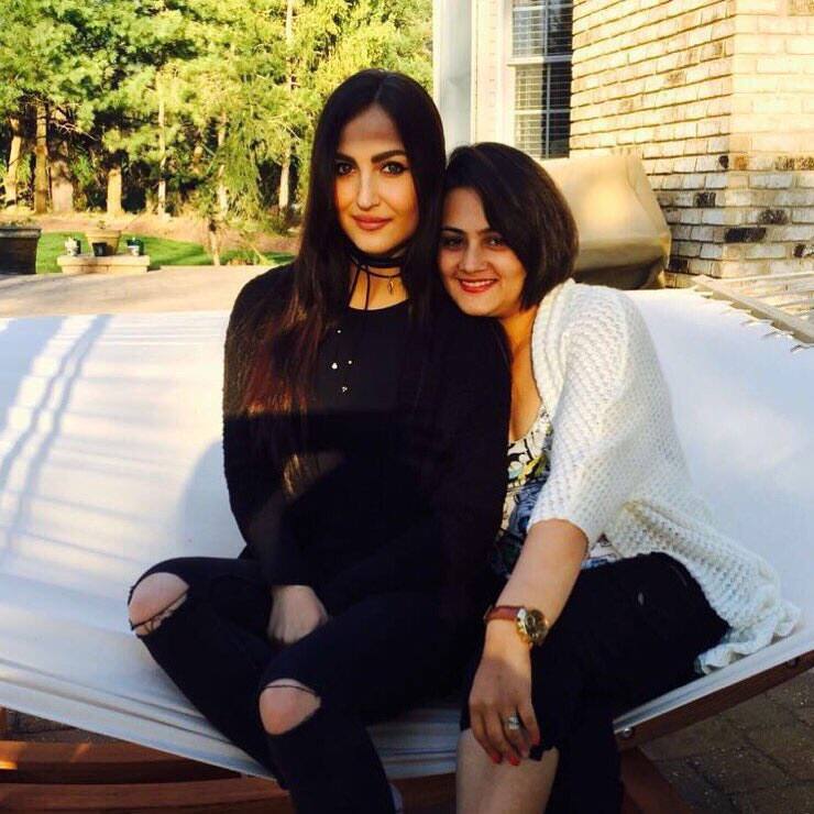 Elli Avram :- Two people two minds, one connect.  #newjersey #throwback @ShwetaRohira -twitter‏@ElliAvram