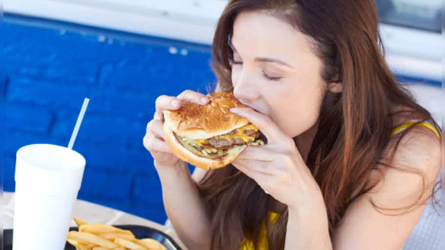 Boredom in life triggers unhealthy snacking | Healthy Eating News | Zee ...