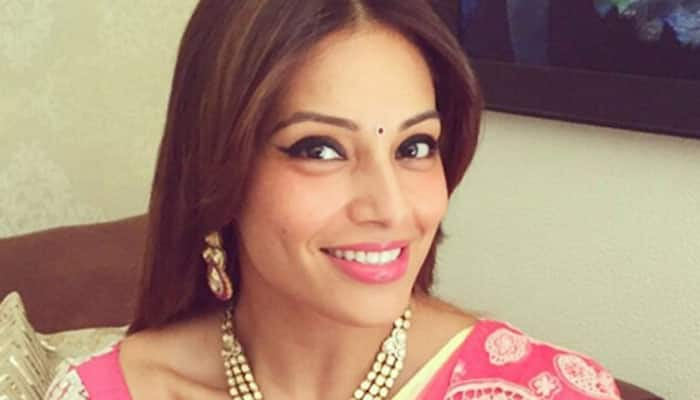 ‘Bride’ Bipasha Basu’s father blesses her in traditional Bengali style – See Pic