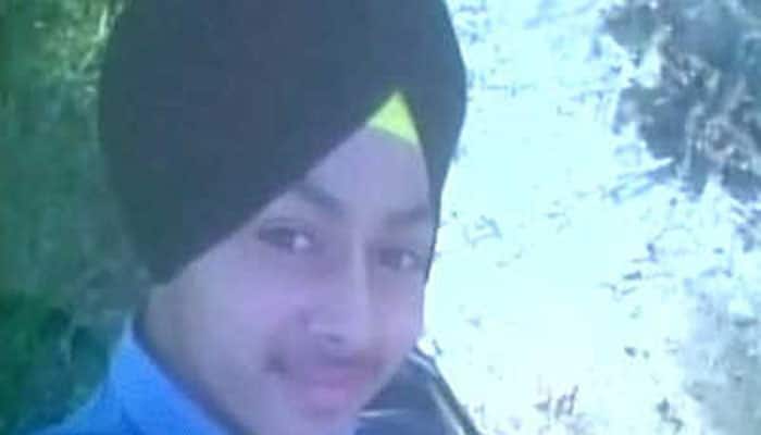 Bizarre selfie craze: 15-year-old boy shoots self in Pathankot, lands in hospital