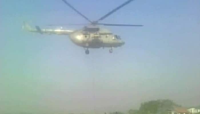 Uttarakhand forest fire: WATCH - How IAF&#039;s Mi-17 lifts water from Bhimtal lake to spray it over affected areas 