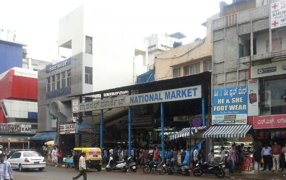 National market Bangluru: The hub of grey market in the city for clothes, accessories and tech goods like phones, handy cams, tablets and MP3 players. Buyers are encouraged to visit, as a clever bargain results in buying at throwaway prices.