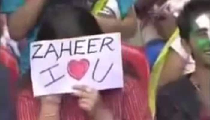 WATCH: Fan girl proposes Zaheer Khan with &#039;I Love You&#039; message during live match