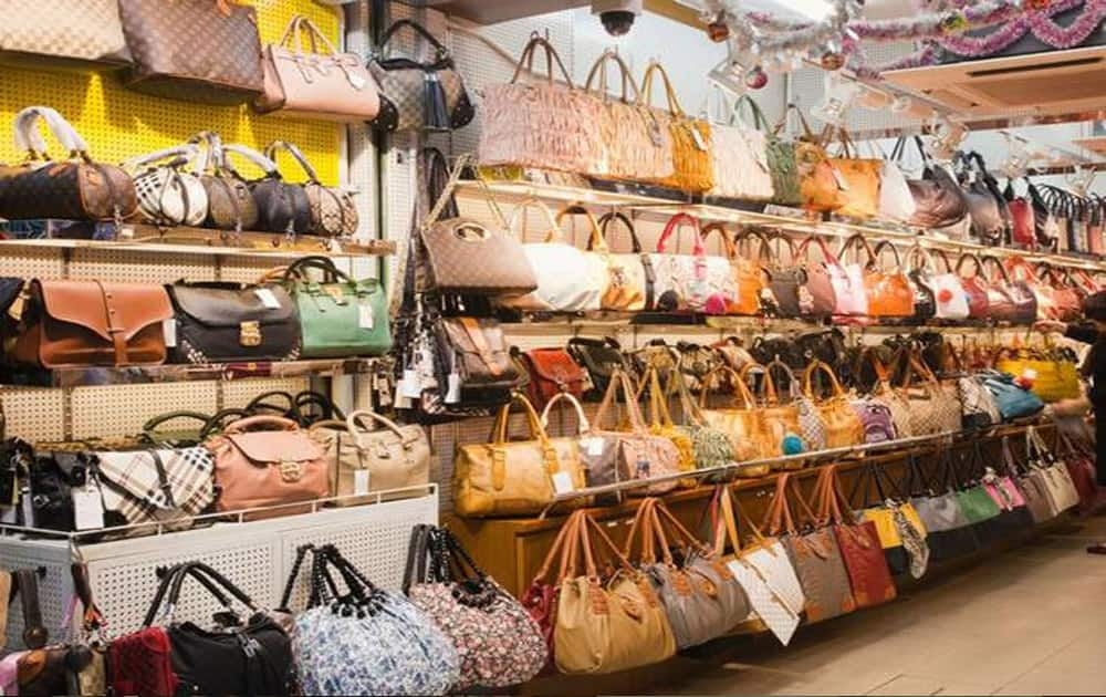 Heera Panna market, Mumbai: Worli-based market is famous for items like jewellery, perfumes, cosmetics, watches, cell phones, cordless telephones, bags and mobile gadgets. Many people looking for replicas particulary in watches, perfumes, electronics, visit Heera Panna market.