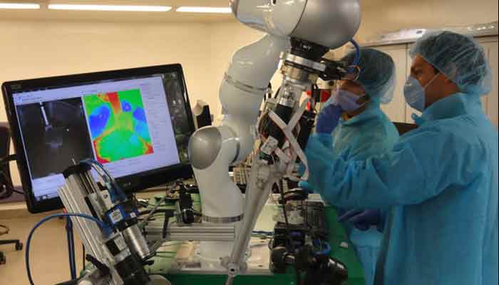 Robot surgeon stitches tissue without help from human doctors – Watch!