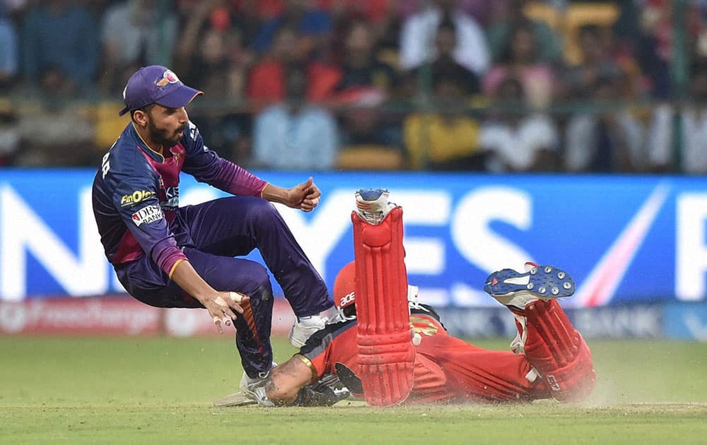 ROYAL CHALLENGERS BANGALORES VIRAT KOHLI PLAYS A SHOT DURING THE IPL T20 MATCH AGAINST RISING PUNE SUPERGIANTS IN BENGALURU.
