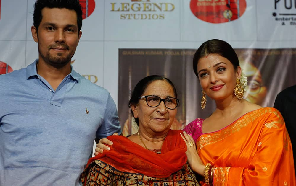 Bollywood actors Aishwarya Rai Bachchan, right and Randeep Hooda, left pose with Dalbir Kaur, sister of Sarbjit Singh during a press conference to promote their upcoming film 