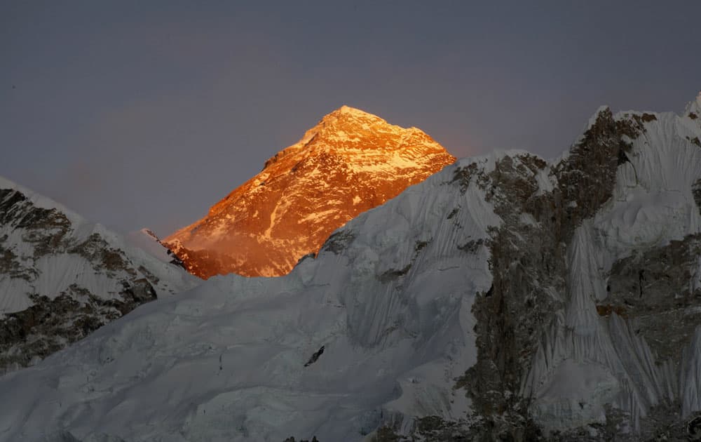 Mt. Everest is seen from the way to Kalapatthar in Nepal. 
 Nearly 300 foreign climbers and their guides are attempting to reach the 8,850-meter.