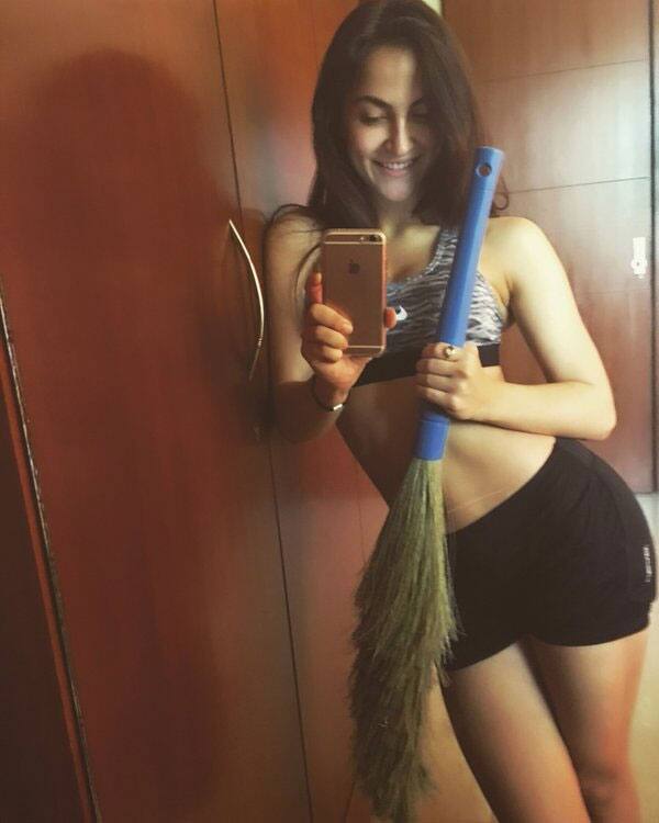 When ur maid is on leave U better pick up that jaru&clean ur house! New workout#workoutwednesday #getfit #woopwoop- twitter@ElliAvram