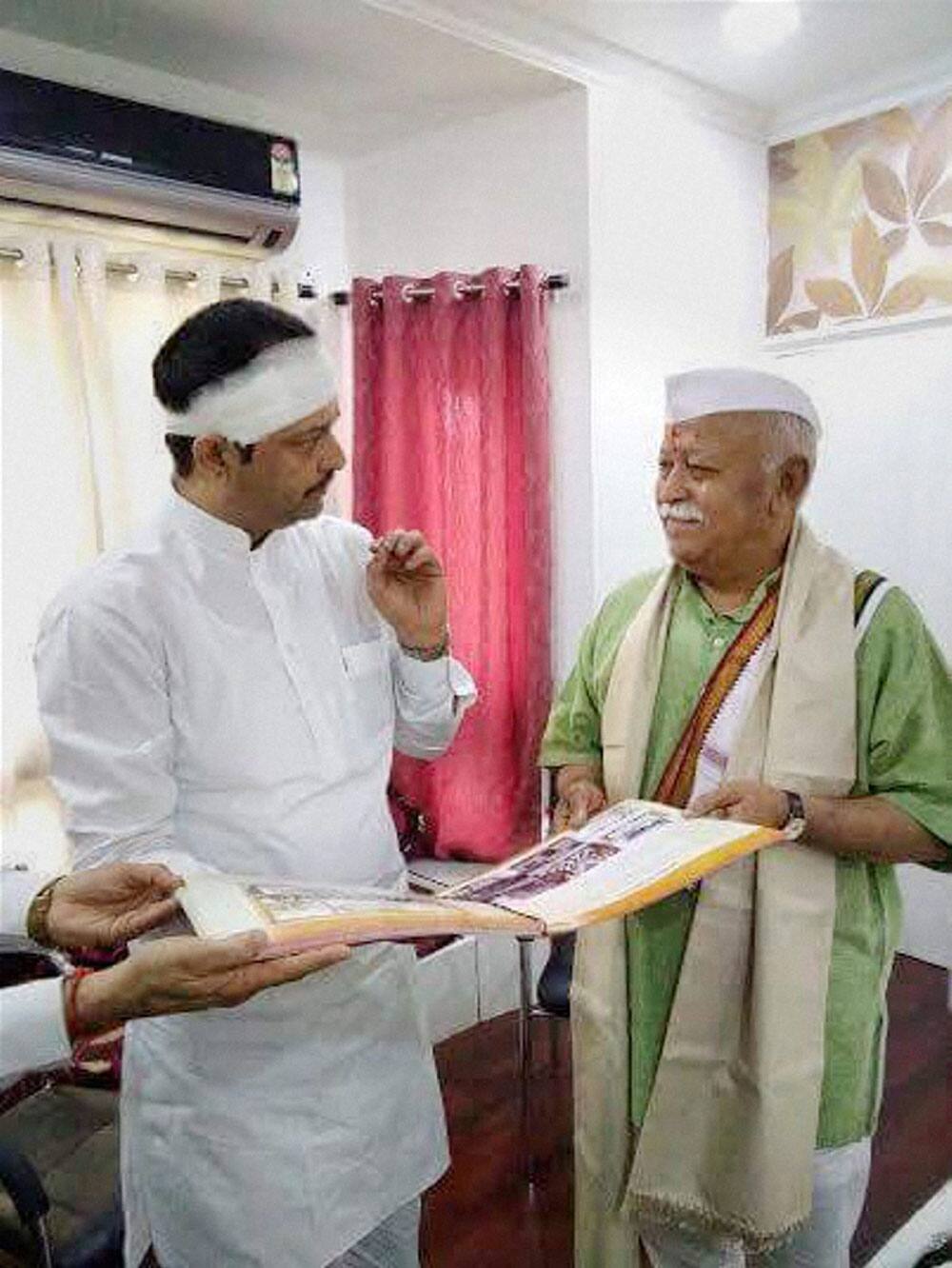 RSS chief Mohan Bhagwat meeting spiritual leader Bhayyuji Maharaj in Indore.
