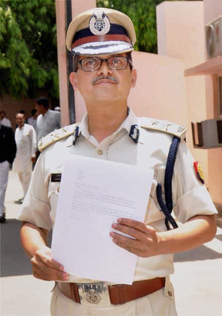 IPS officer Amitabh Thakur going to join at DGP headquarters in Lucknow after he was reinstated by the state government.