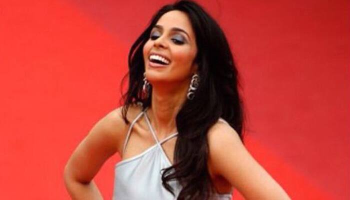 Mallika Sherawat glows at Cannes 2016 red carpet sporting her dazzling smile!-- See pic