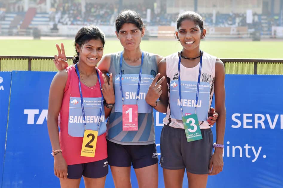 Winner Swati Gadhave, flanked by 1st runner up Sanjeevani Jadhav (L) and 2nd runner up Meenu at the TCS World 10K Bangalore 2016 run for Indian women in Bengaluru on Sunday.
