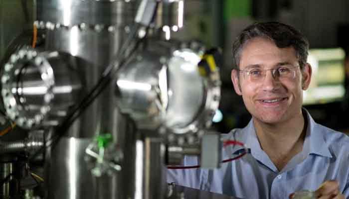Australian researchers build world-first scanning helium microscope!