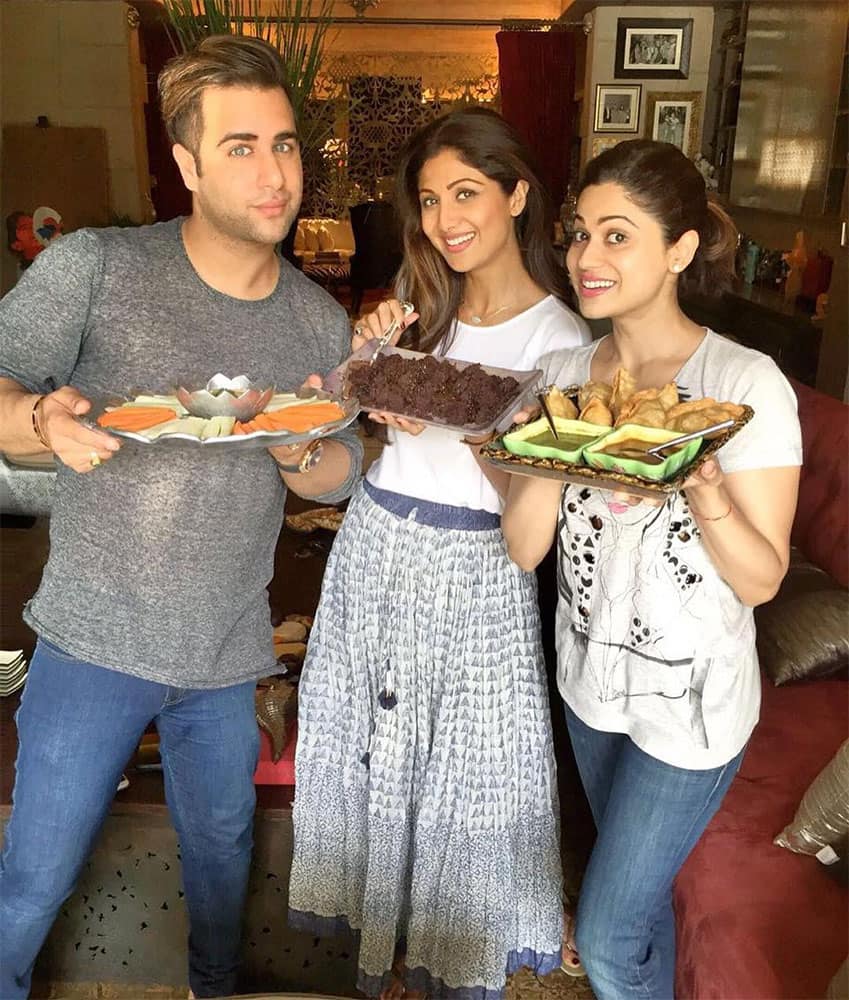 SHILPA SHETTY KUNDRA ‏@TheShilpaShetty  :- sunday binge day, so decided to bake ( myself) and fry dark chocolate fudge with caramel and wholewheat and semolina Samosas#lovefood #foodchoices #lovecookingformyfamily #calories #love #sundaybingeday -instagram