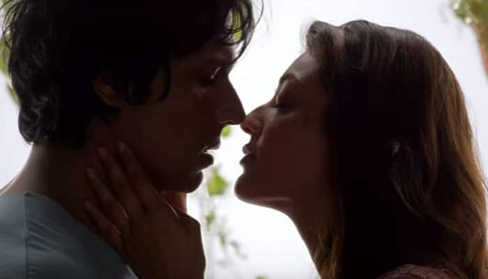 Randeep Hooda gets emotionally charged, locks lips with Kajal Aggarwal while shooting