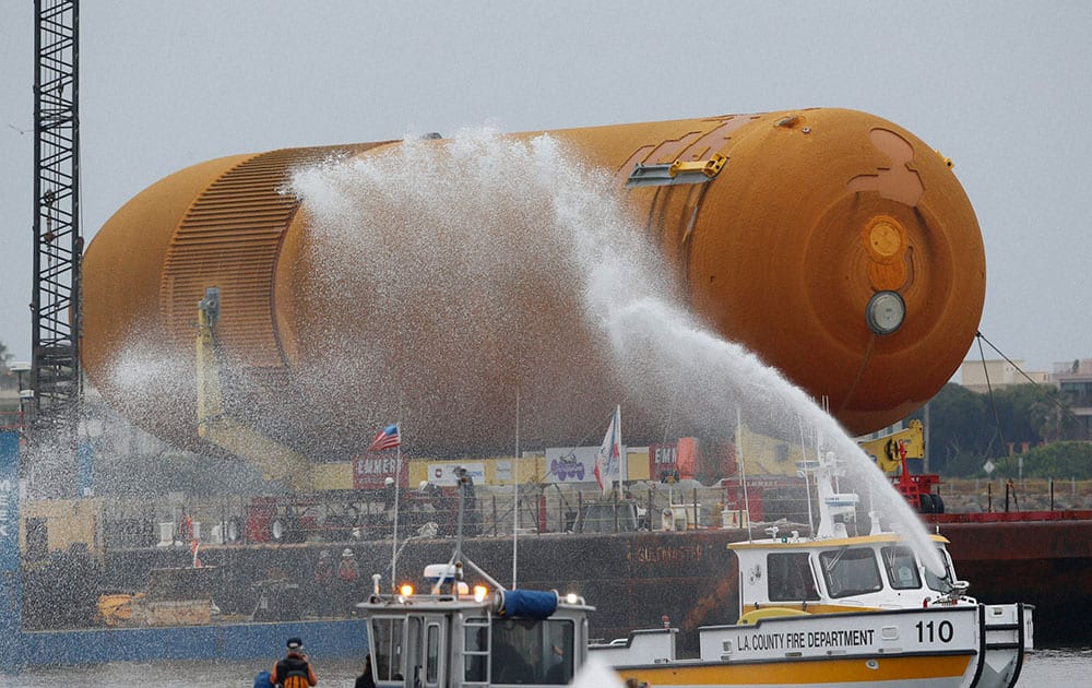 The space shuttle external propellant tank ET- 94, arrives aboard a barge at Marina del Rey, Calif.