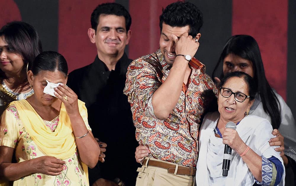 Sarabjit Singhs wife Sukhpreet Kaur (2nd L), Director Omang Kumar (3rd L), actor Randeep Huda and Sarabjits sister Dalbir Kaur (R) during a promotional event of the movie Sarbjit in Mumbai.