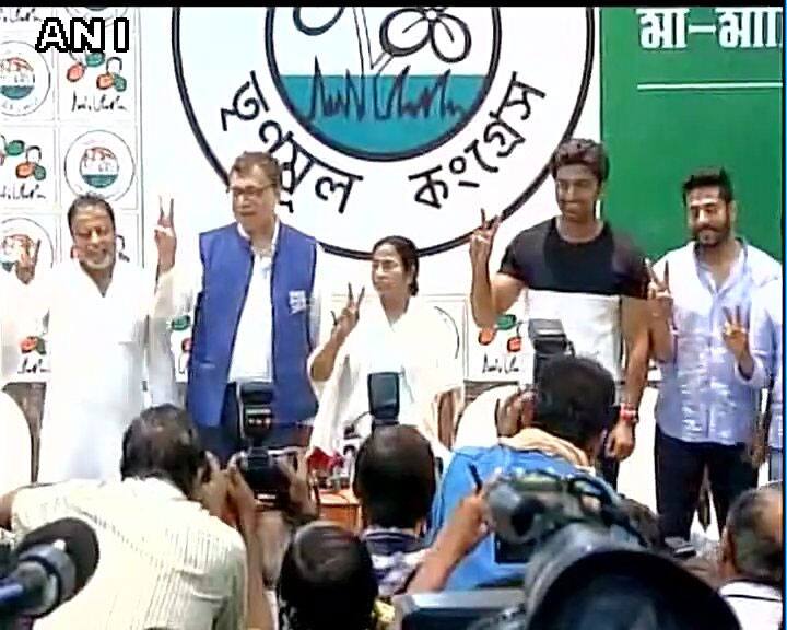 Kolkata: CM Mamata Banerjee addressing media after trends show her winning #Election2016- twitter@ANI_news