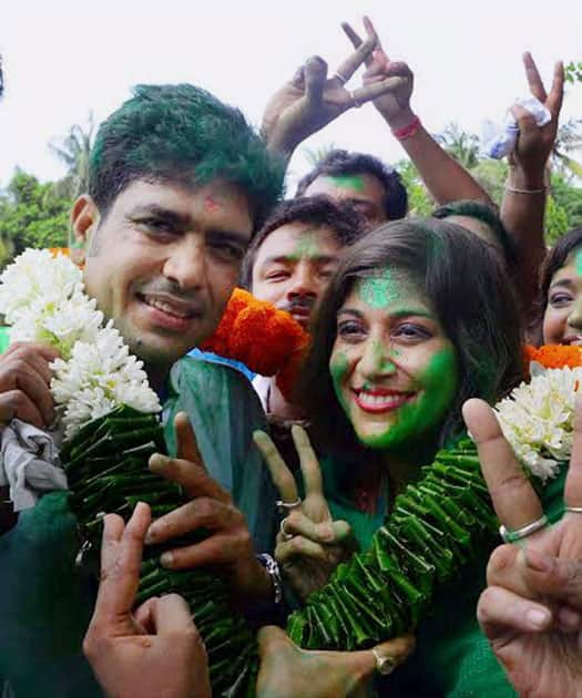  Former BCCI President late Jagmohan Dalmiyas daughter and TMC candidate Vaishali Dalmiya and former cricketer Laxmiratan Shukla being garlanded after they won the Assembly elections in Howrah district in West Bengal.
