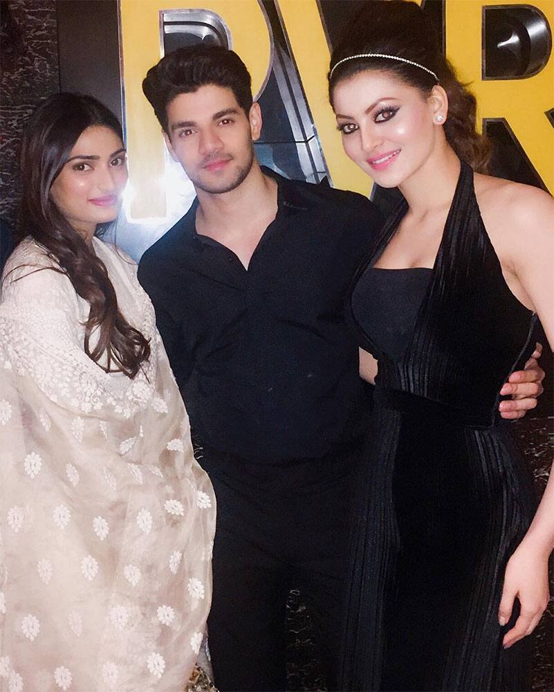 URVASHI RAUTELA ‏@URautelaForever  :- #Sarabjit #premiere #besties #black !! -instagram -twitter