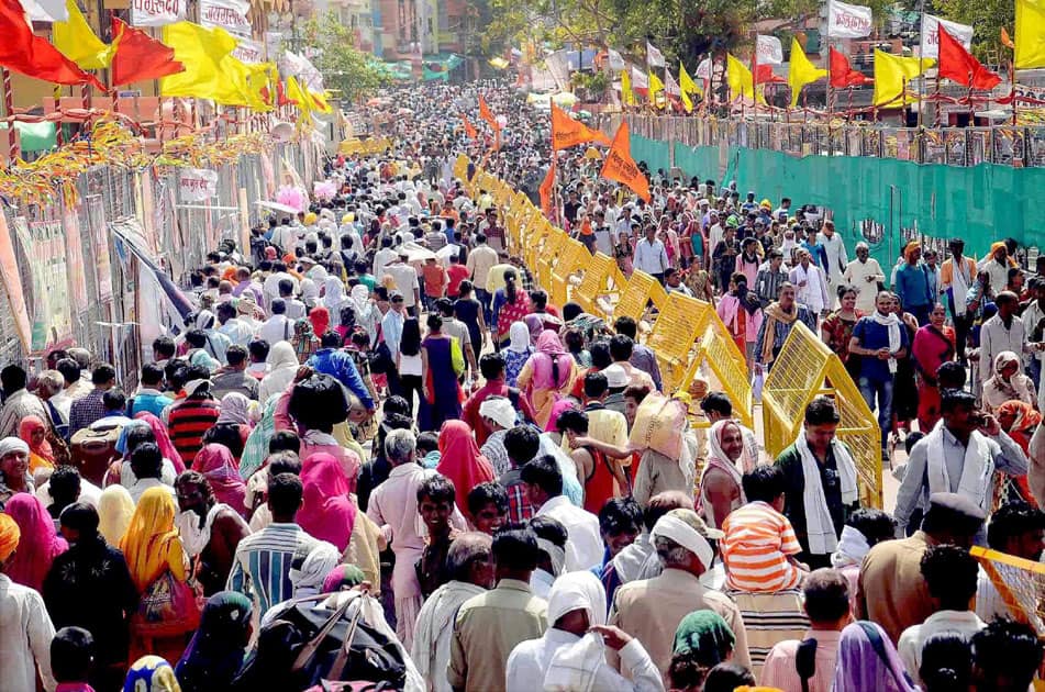 Devotees arriving to take a holy dip in the river Kshipra on the eve of last and third royal bath ( Shahi Snan), during the Simhastha Maha Kumbh Mela in Ujjain.
