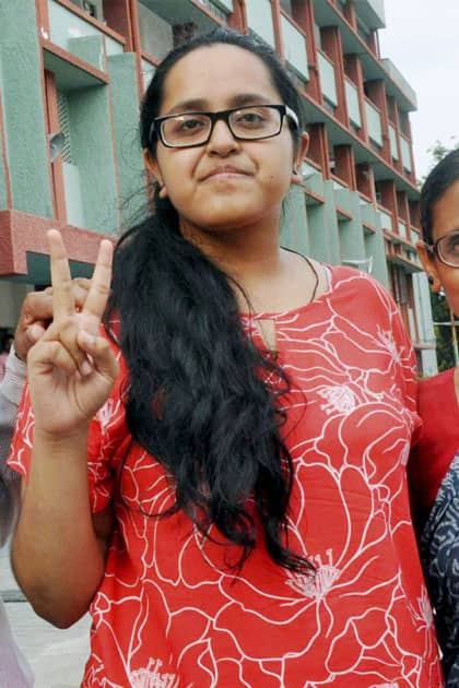 Jharkhand state topper of commerce Monalisa Sarkar flashes victory sign who scored after announcement of Jharkhand Academic Council (JAC) board class 10th and 12th results.
