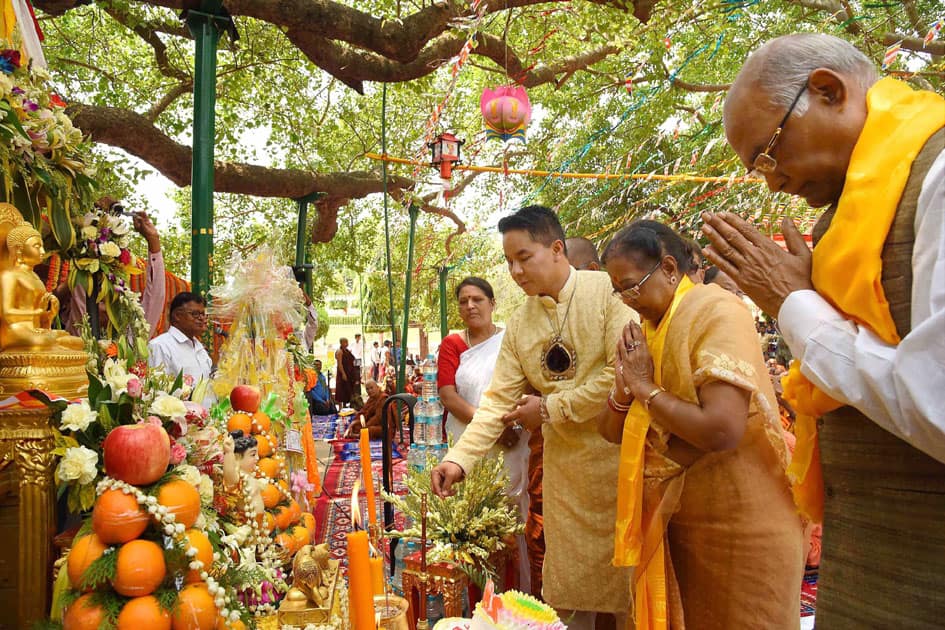 Bihar Governor Ram Nath Kovind inaugurating the Buddha Jayanti Celebrations at Mahabodhi Temple during the 2560th birth anniversary of Lord Buddha, at Bodhgaya in Bihar.